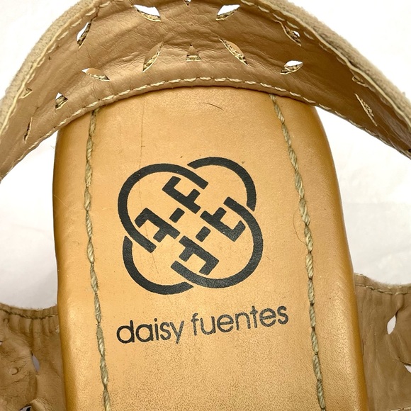 ☀️ Daisy Fuentes Rhinestone Cut Out Neutral Summer Sandals Size 10 - Picture 7 of 9